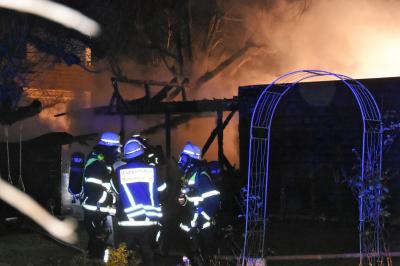 Wolfschlugen: Ein Vollbrand eines Gartenhauses in Wolfschlugen sorgt fuer einen laengeren Feuerwehreinsatz